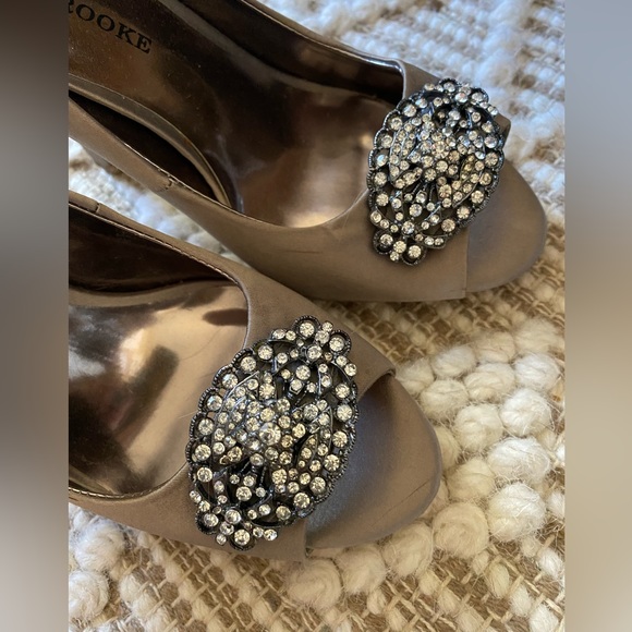 Taupe satin pumps with rhinestone detail - Picture 5 of 7